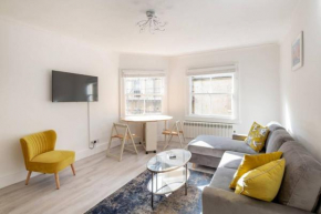 2 Bed City Centre Apartment 1 min from Bath Abbey, Bath